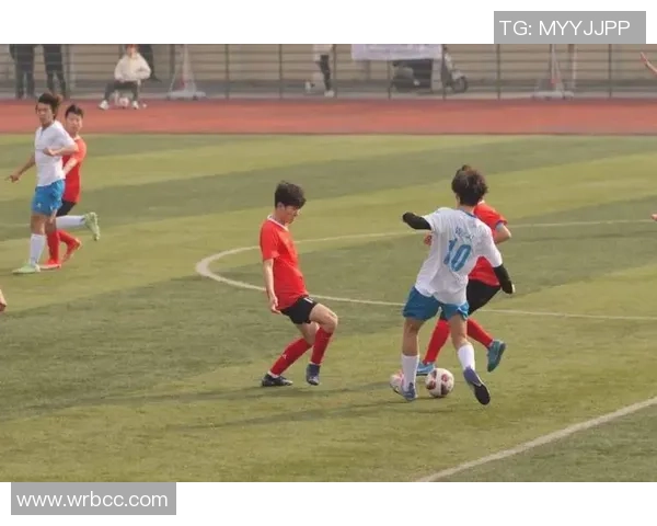 快乐的足球比赛带来的友谊与团结让每个人都感受到运动的魅力与激情